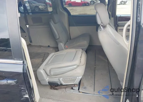 2010 Chrysler Town & Country Touring z USA, uszkodzony, nr VIN 2A4RR5DX8AR395323